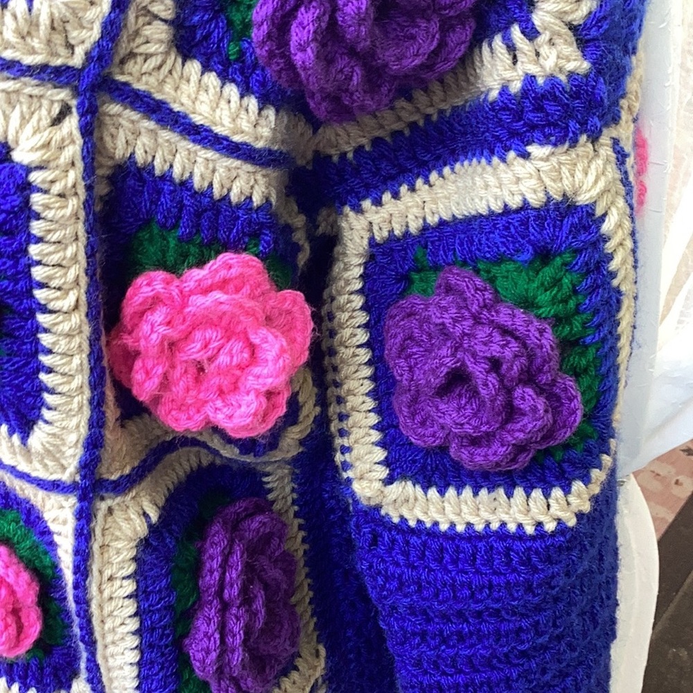 NEW | ✋HANDCRAFTED ❤️ Crocheted 🧶 Granny Squares & Roses 🌹 Sweater - Picture 9 of 9